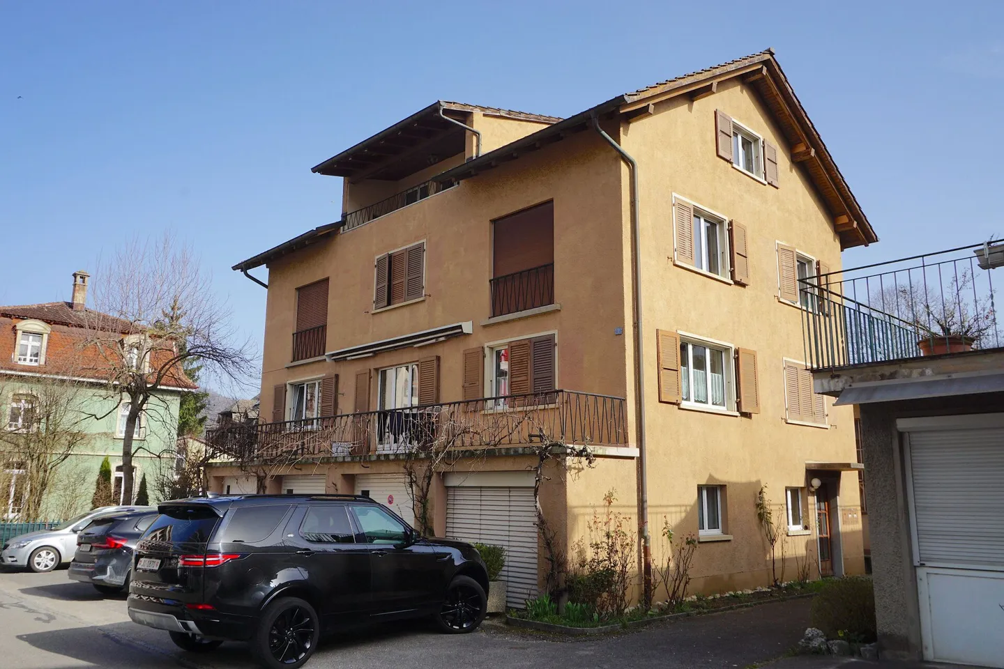 ARI-253 - Edificio con 3 appartamenti, 3 garage e 2 posti auto vicino alla stazione CFF - Foto 1 di 12
