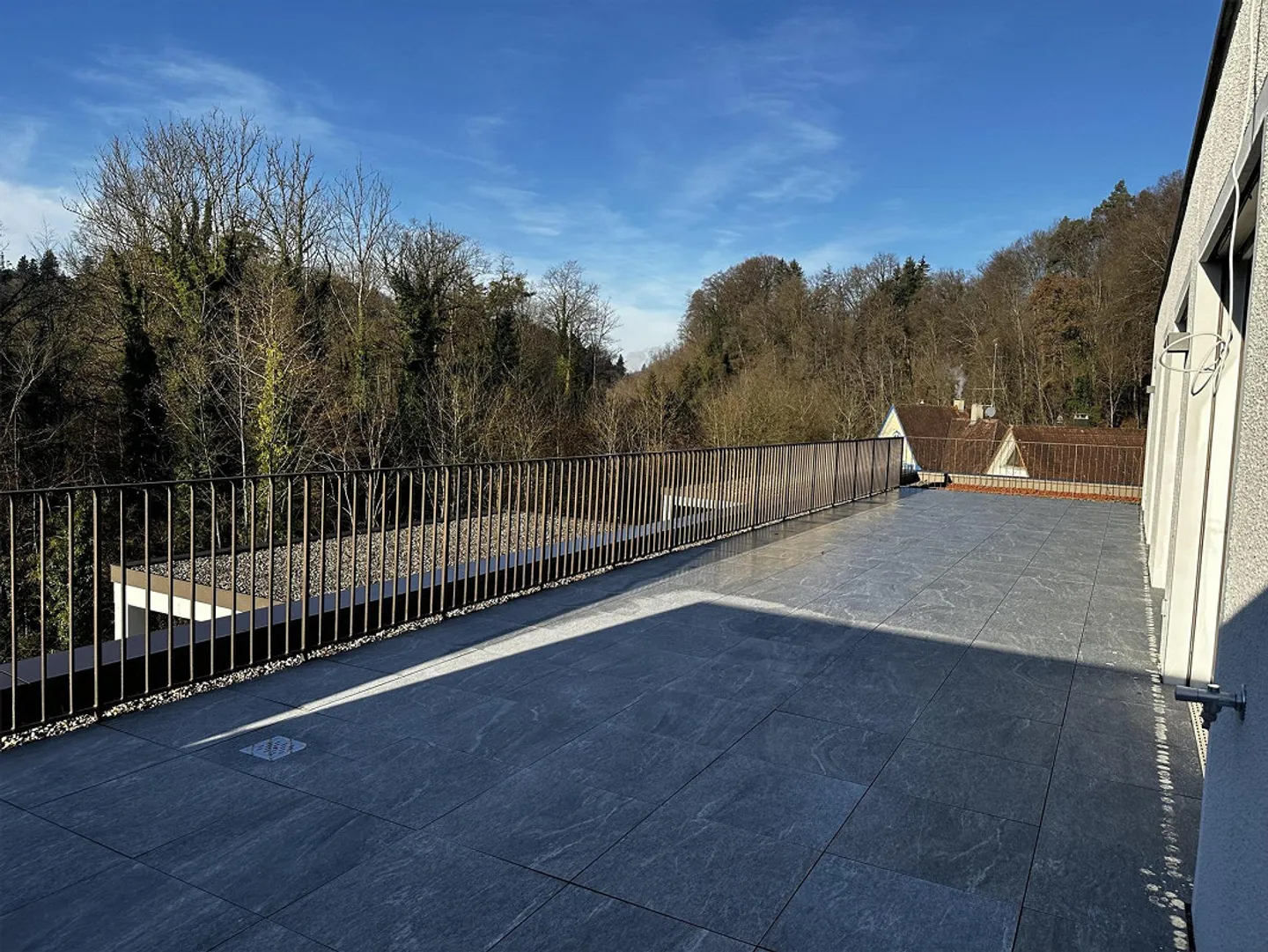 Prima locazione - splendida attico di 5,5 stanze con grande terrazza e vista sul verde - Foto 13 di 13