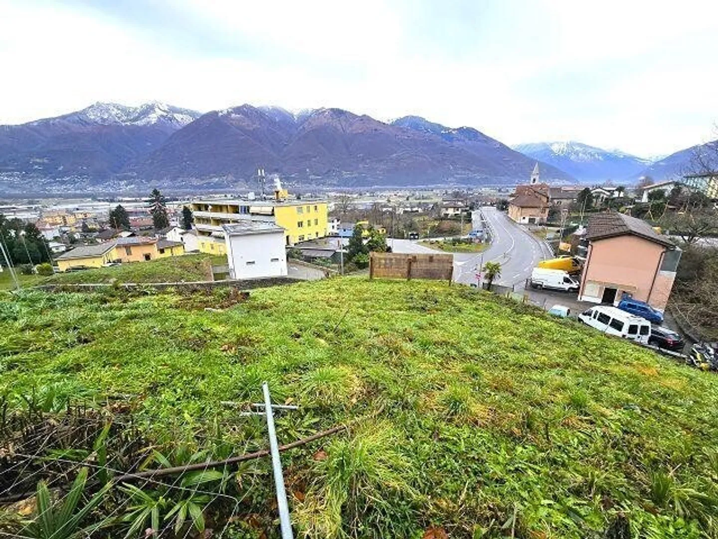 R2 Land of 1087 m2 with approved project for 2 houses, 2 apartments... - Photo 3 of 13