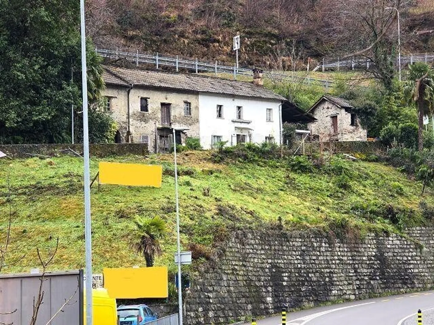 R2 Land of 1087 m2 with approved project for 2 houses, 2 apartments... - Photo 4 of 13