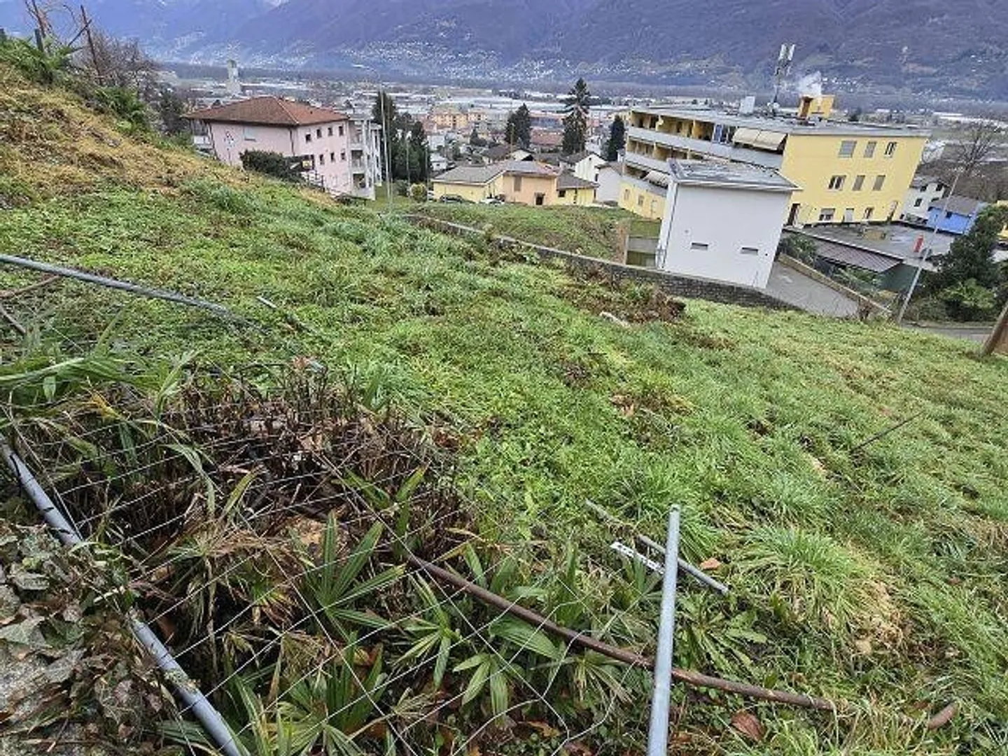 R2 Land of 1087 m2 with approved project for 2 houses, 2 apartments... - Photo 5 of 13