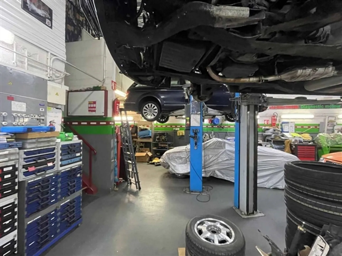 Rare Opportunity in Aclens Workshop for Mechanics and Bodywork - Photo 2 of 5