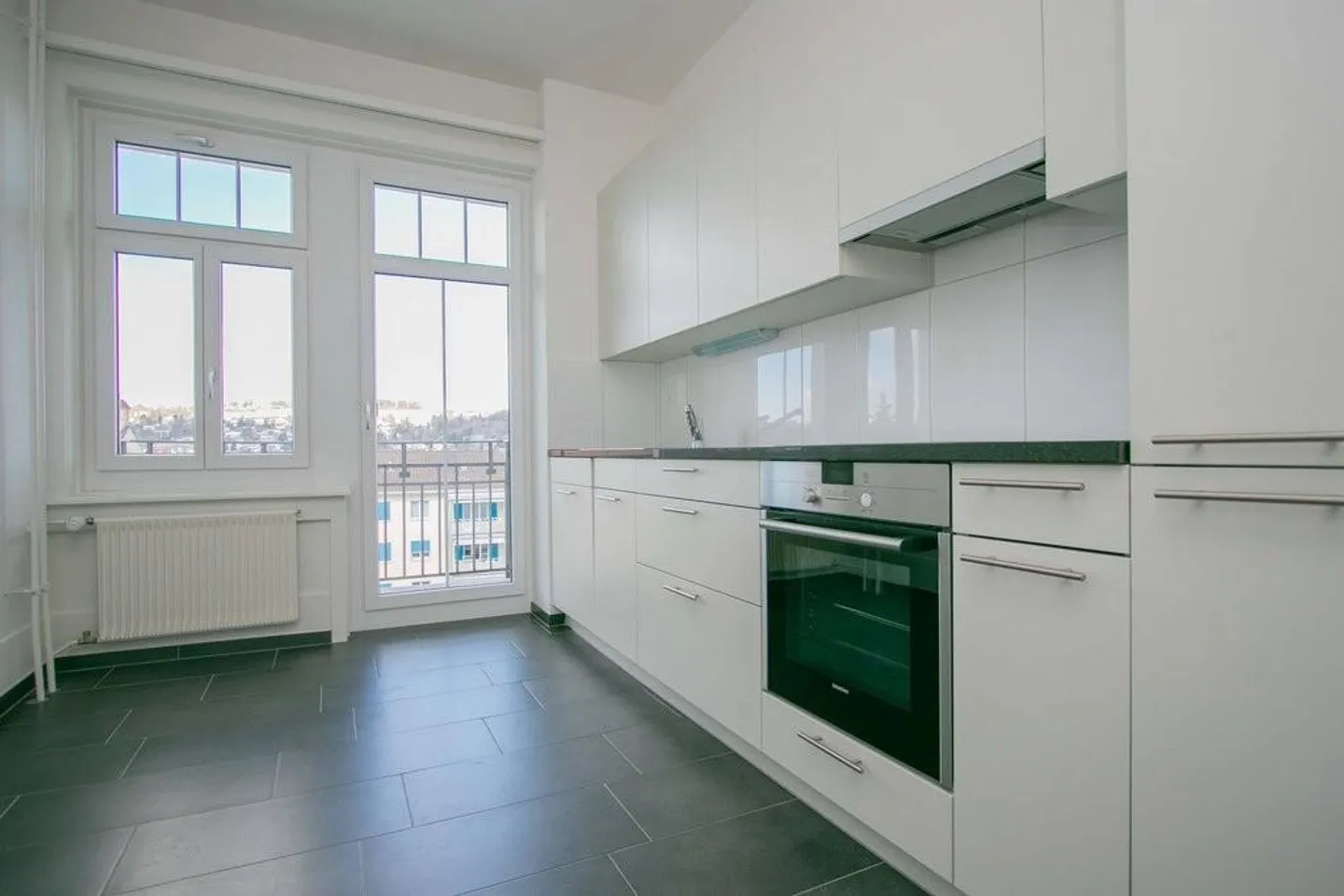 Moderne Altbauwohnung mit wundervoller Aussicht nahe Stadtzentrum - Foto 3 von 7