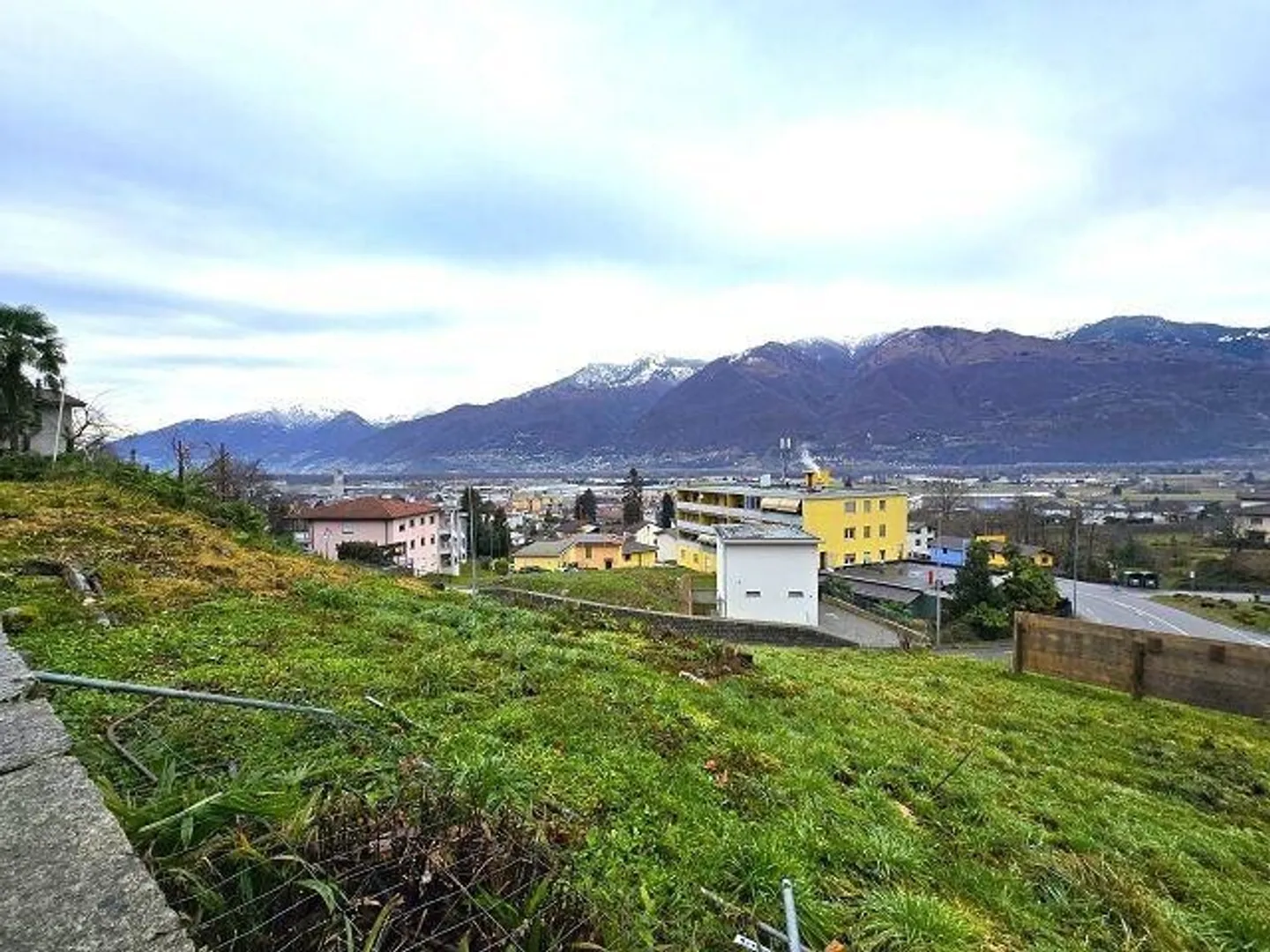R2 Land of 1087 m2 with approved project for 2 houses, 2 apartments... - Photo 7 of 13