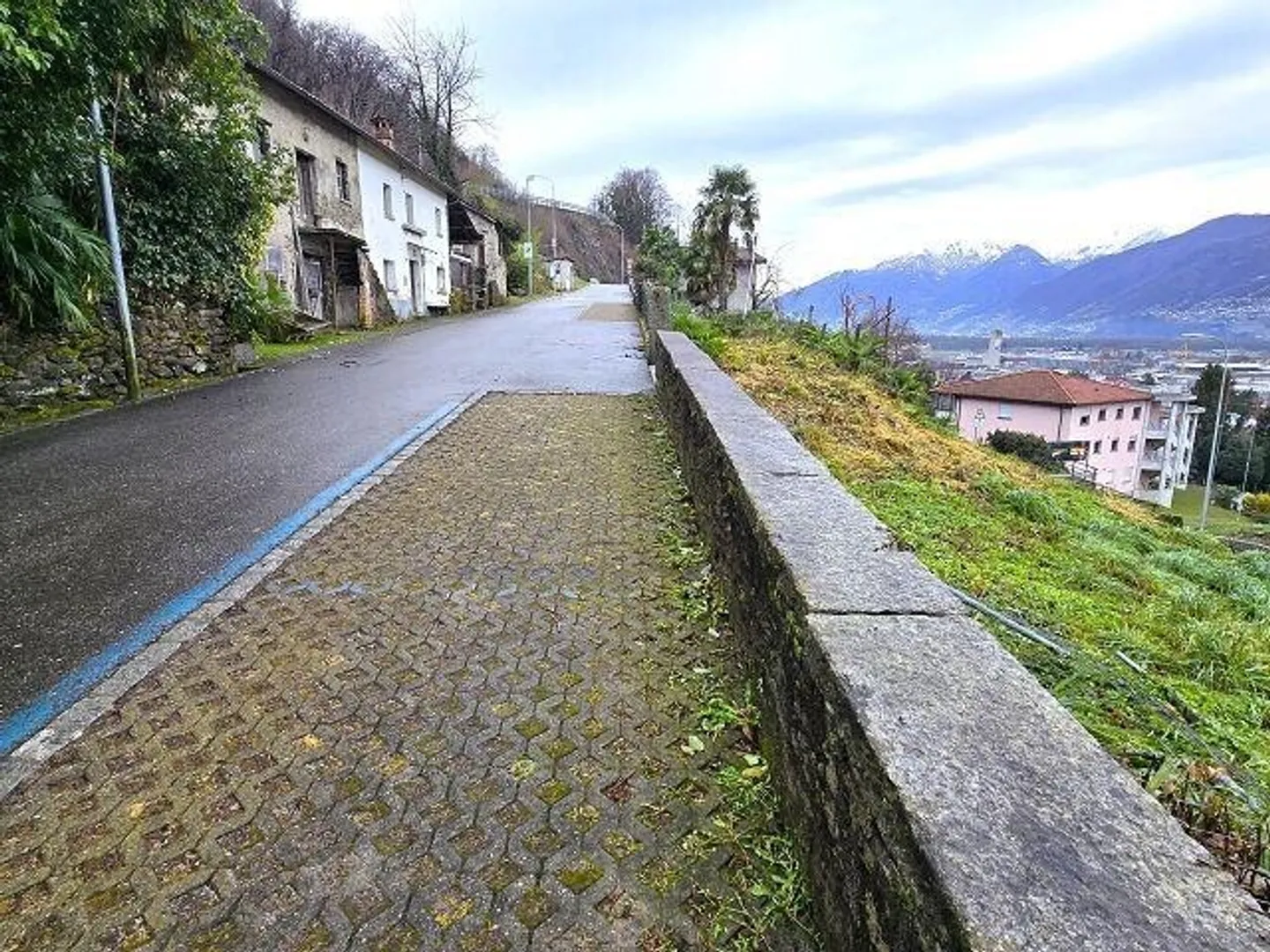 R2 Land of 1087 m2 with approved project for 2 houses, 2 apartments... - Photo 8 of 13