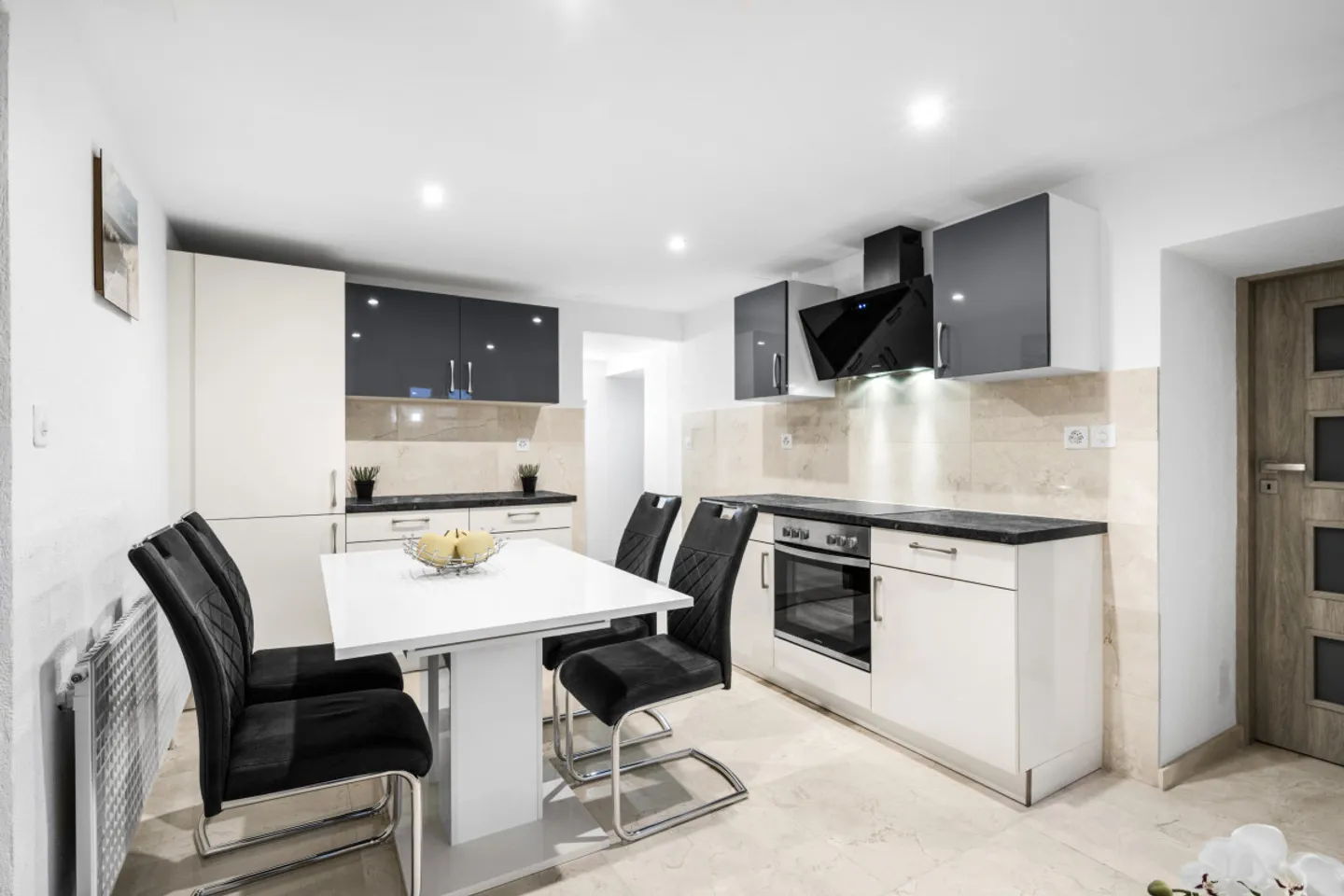 Luxuriöses Dorfhaus in Môtiers - Seltenes Angebot - Foto 4 von 11