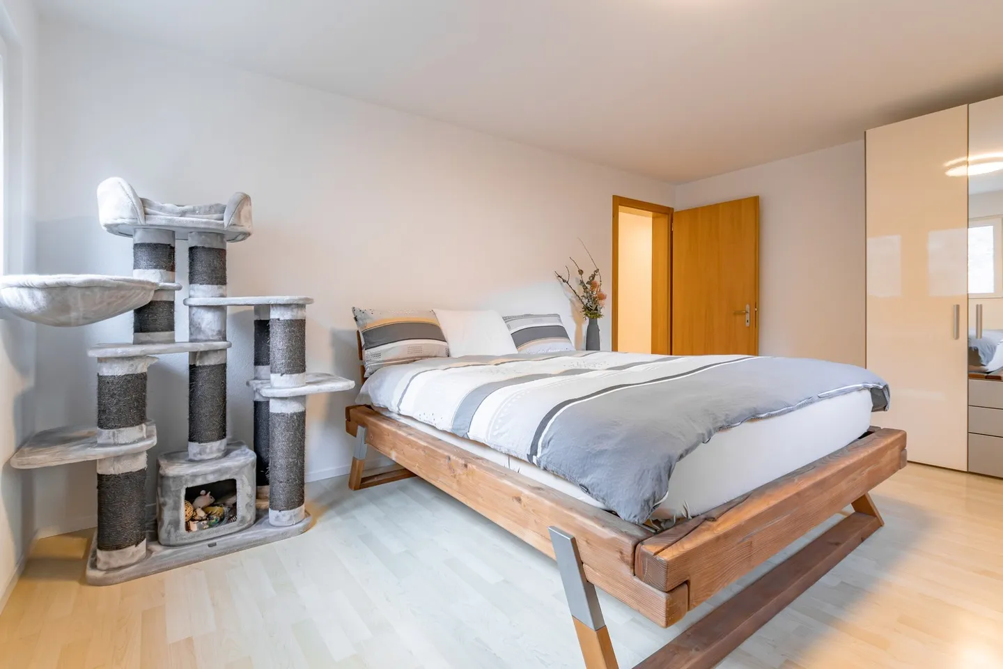 Exclusive 5.5-room apartment in Grengiols - freshly renovated & in top condition - Photo 8 of 15