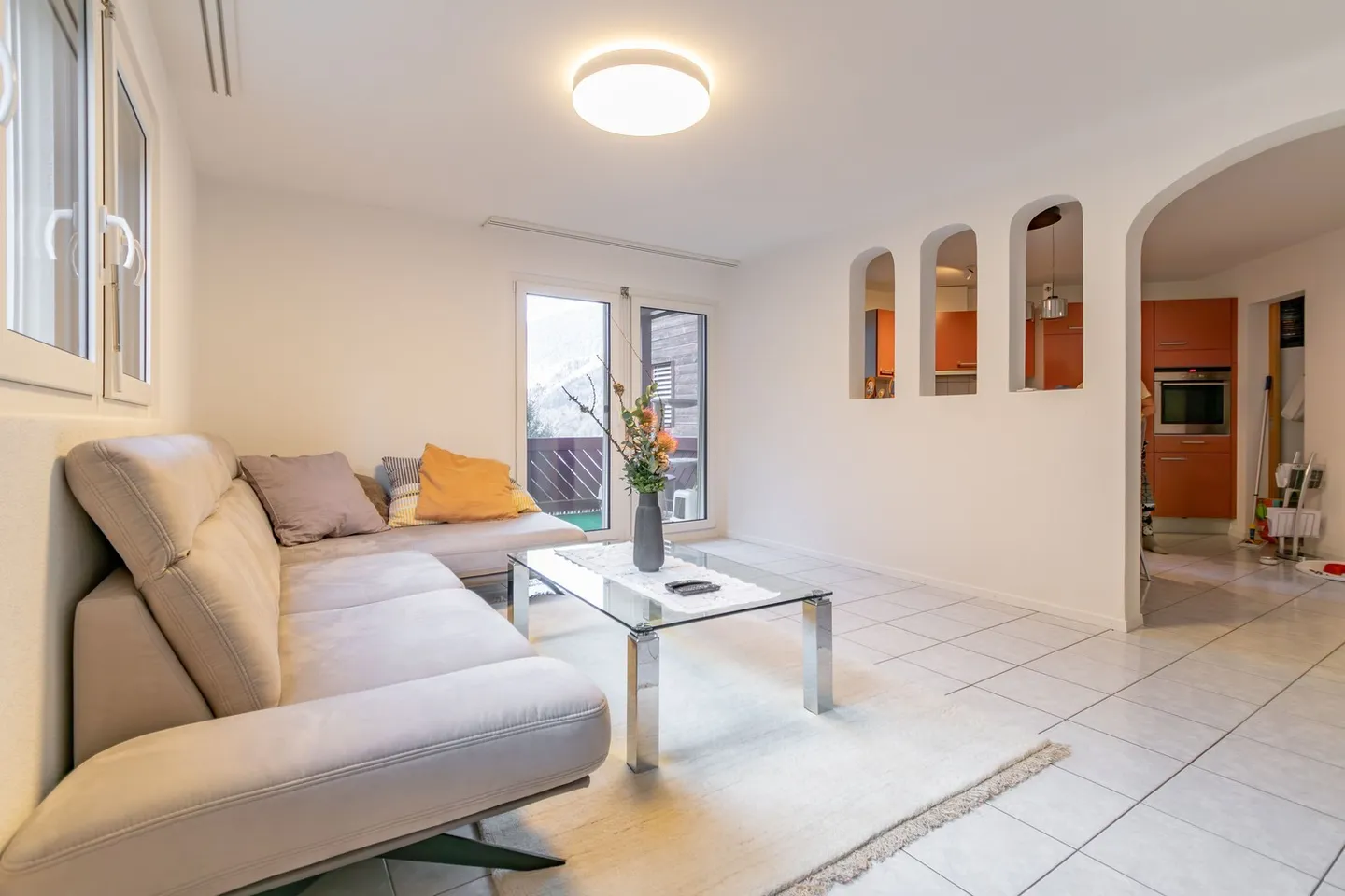 Exclusive 5.5-room apartment in Grengiols - freshly renovated & in top condition - Photo 3 of 15