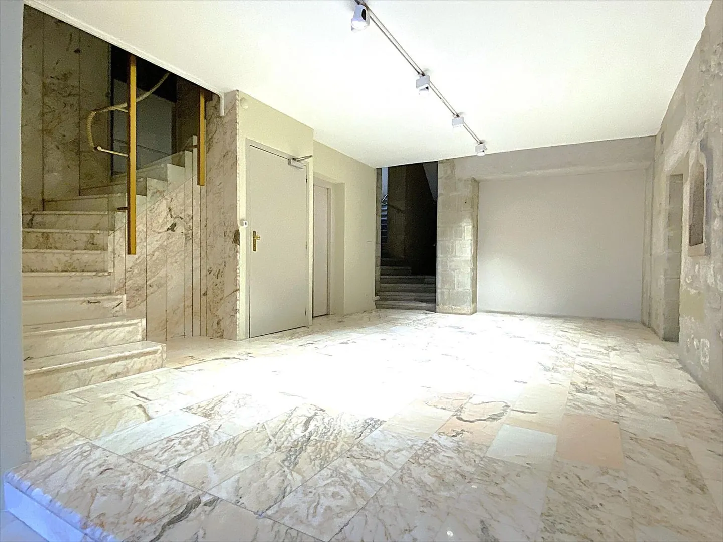6 Unusual Rooms with Terrace in the Old Town - Photo 4 of 8