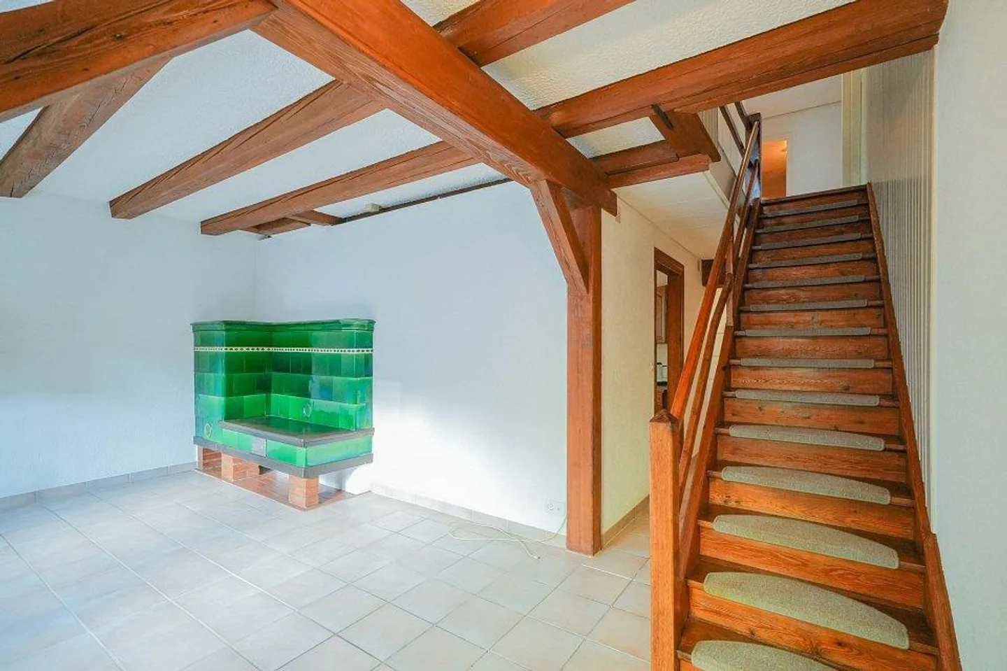 Charmant und grosszügig: 6-Zimmer-Haus mitten im alten Dorfkern - Foto 2 von 13