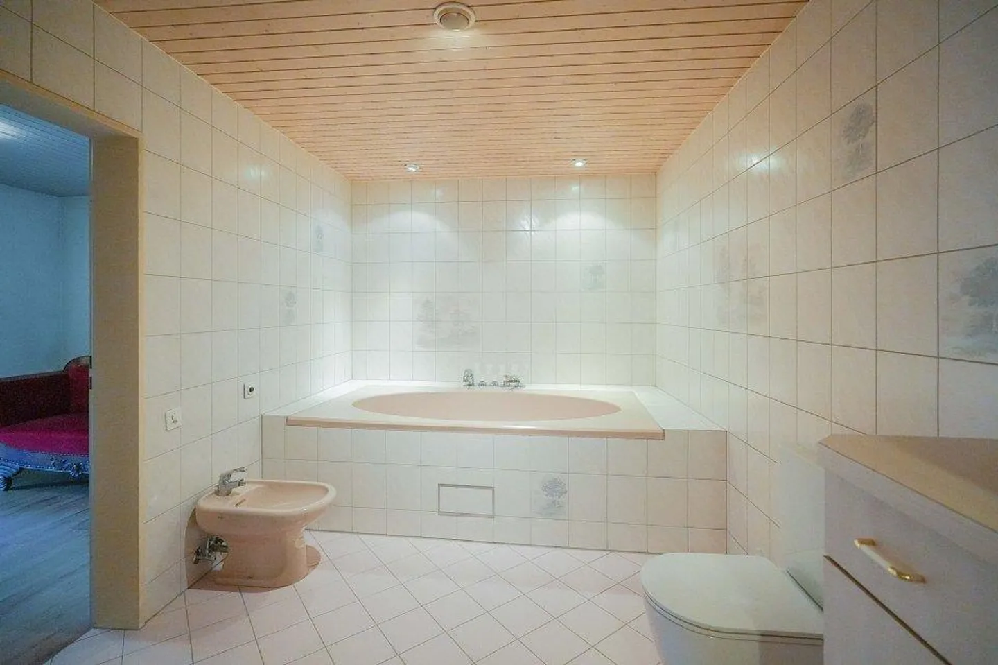 Charmant und grosszügig: 6-Zimmer-Haus mitten im alten Dorfkern - Foto 3 von 13