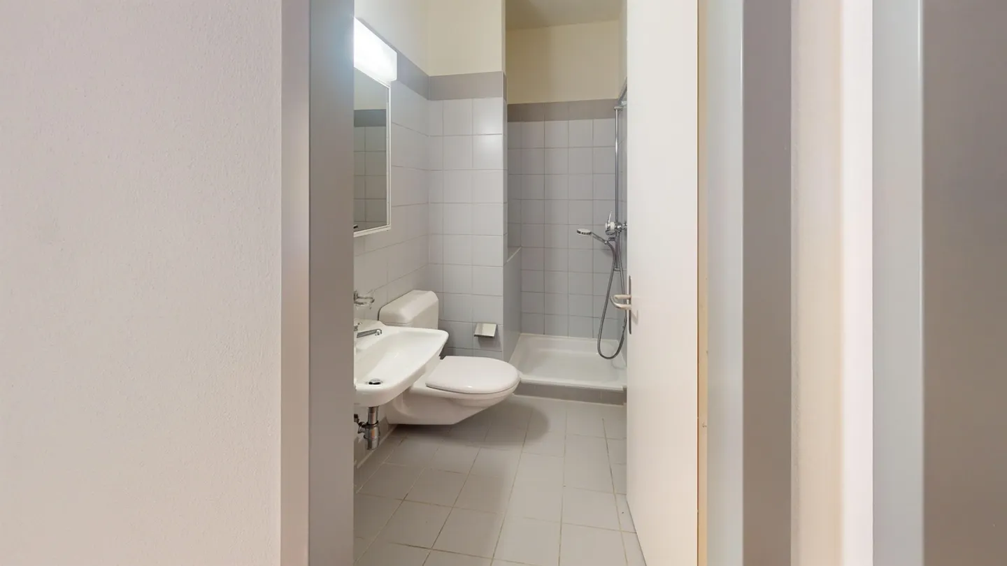 Grandi stanze, due bagni e possibilità di installare la propria lavatrice - Foto 7 di 8