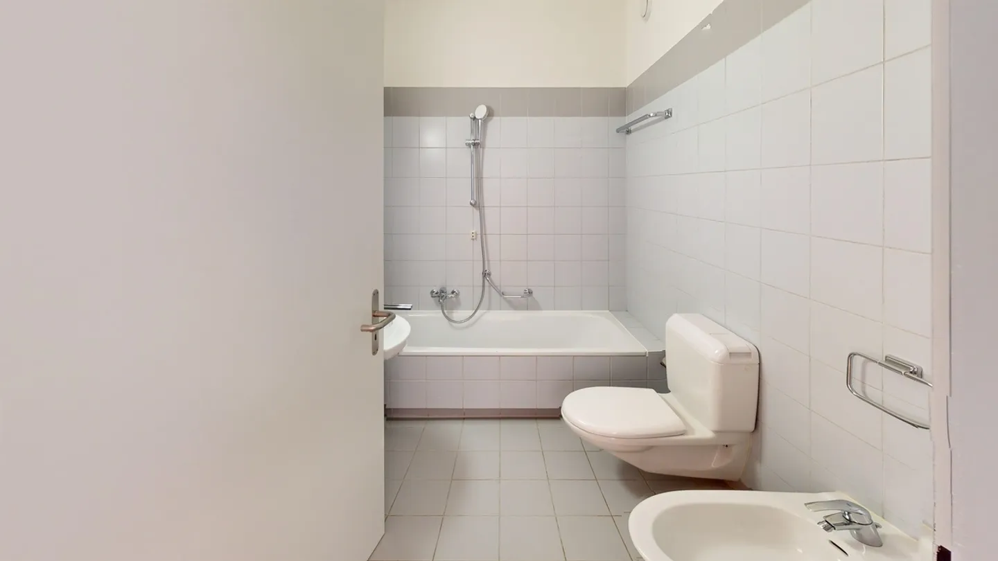 Grandi stanze, due bagni e possibilità di installare la propria lavatrice - Foto 8 di 8