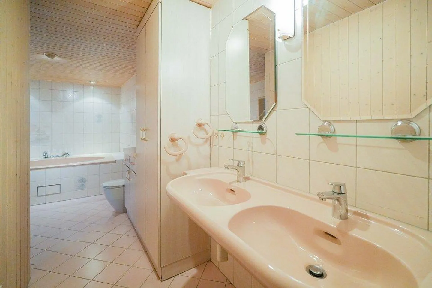 Charmant und grosszügig: 6-Zimmer-Haus mitten im alten Dorfkern - Foto 10 von 13