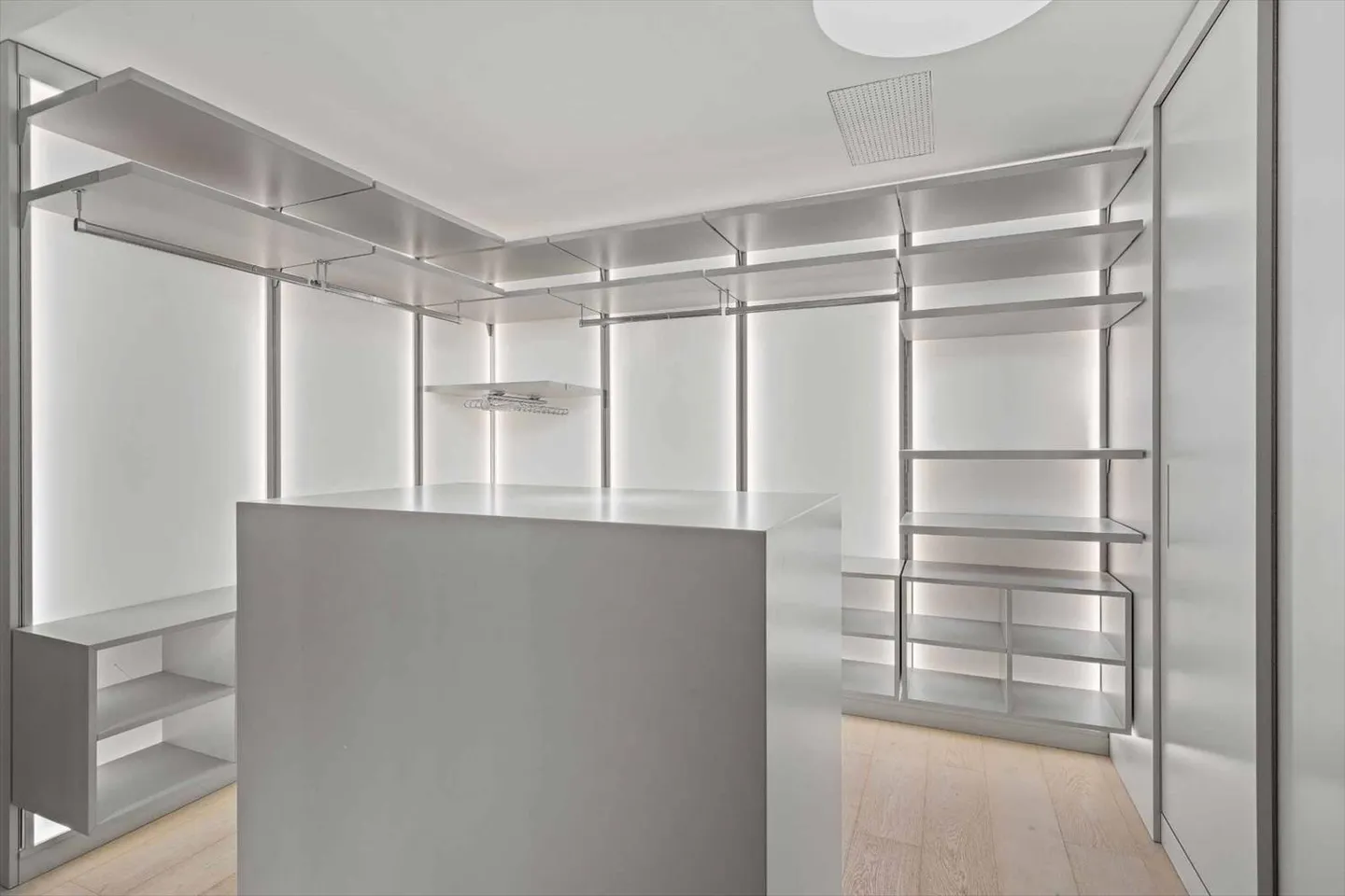 Luxury Penthouse with Terrace - Photo 9 of 13