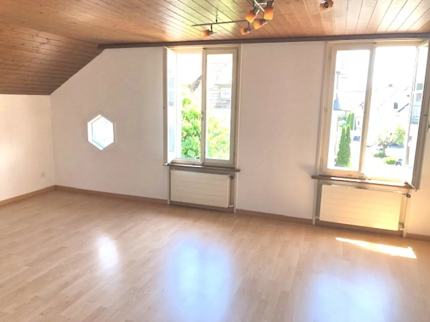 Cozy 3 1/2 room old building apartment with charm - Photo 3 of 9