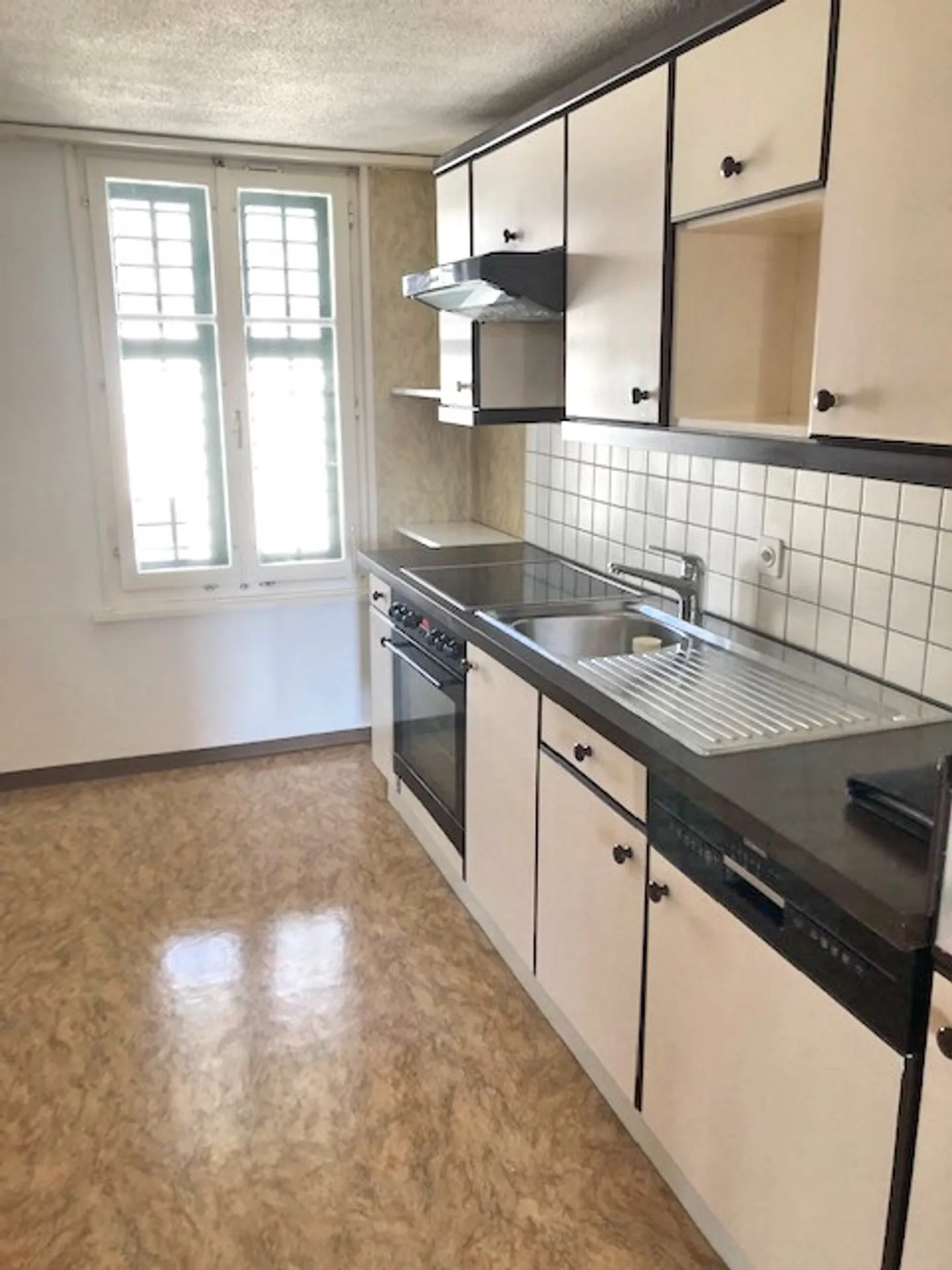 Cozy 3 1/2 room old building apartment with charm - Photo 5 of 9