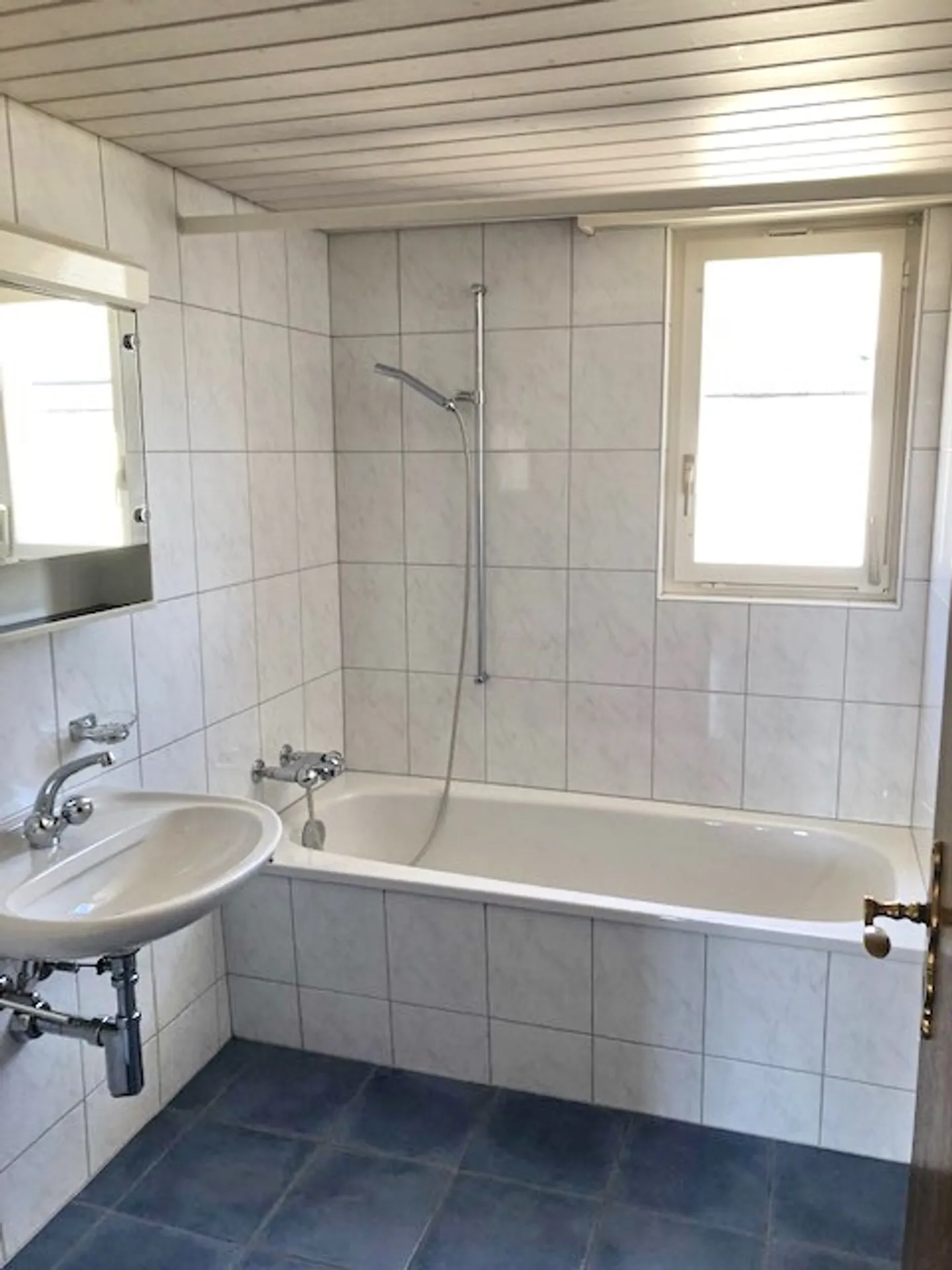 Cozy 3 1/2 room old building apartment with charm - Photo 8 of 9