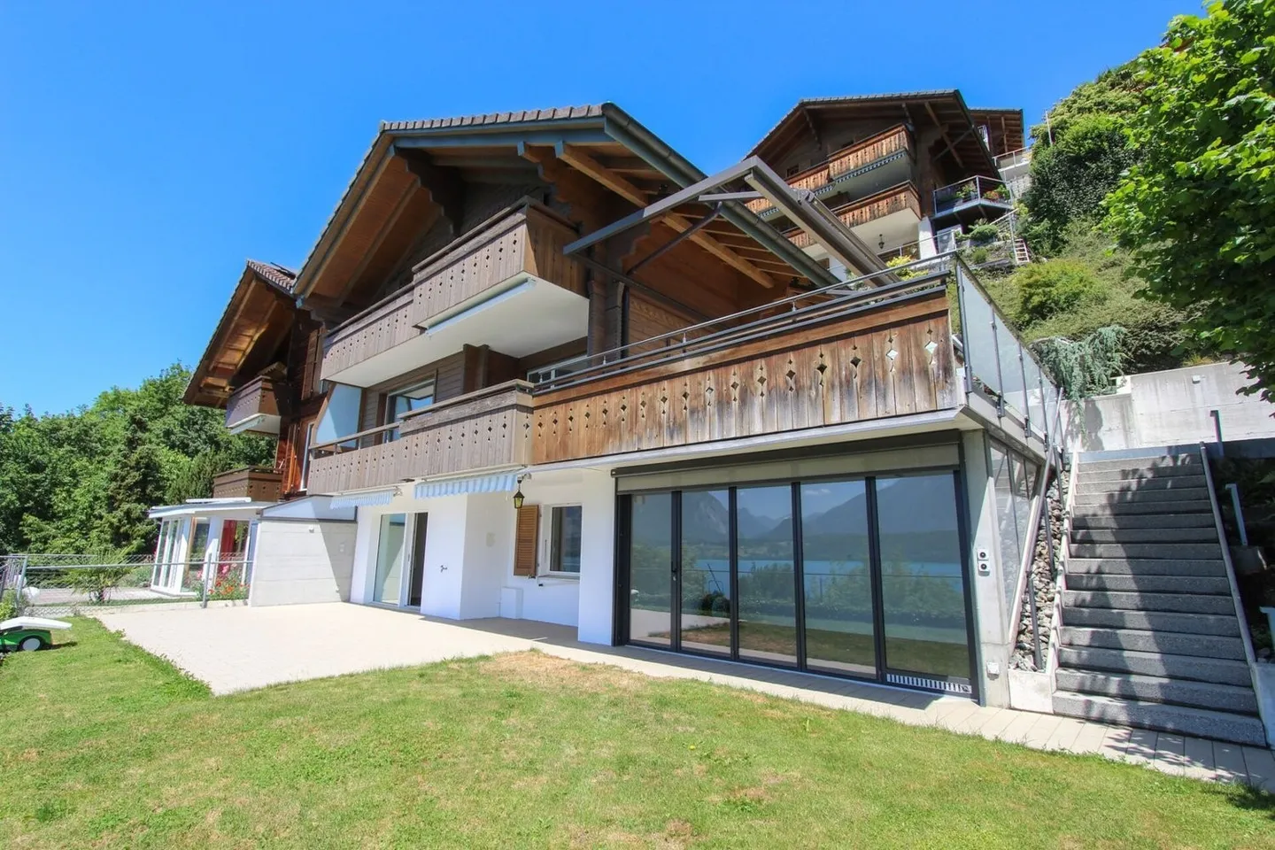 4.5-Room Oasis by Lake Thun with View of Niesen - Photo 1 of 13