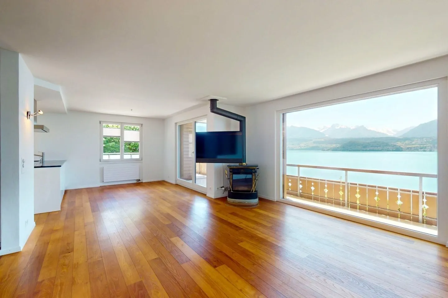 4.5-Room Oasis by Lake Thun with View of Niesen - Photo 5 of 13