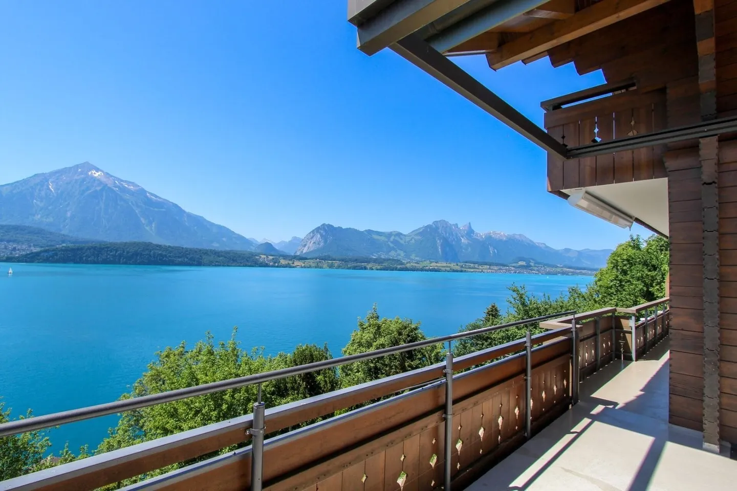 4.5-Room Oasis by Lake Thun with View of Niesen - Photo 8 of 13