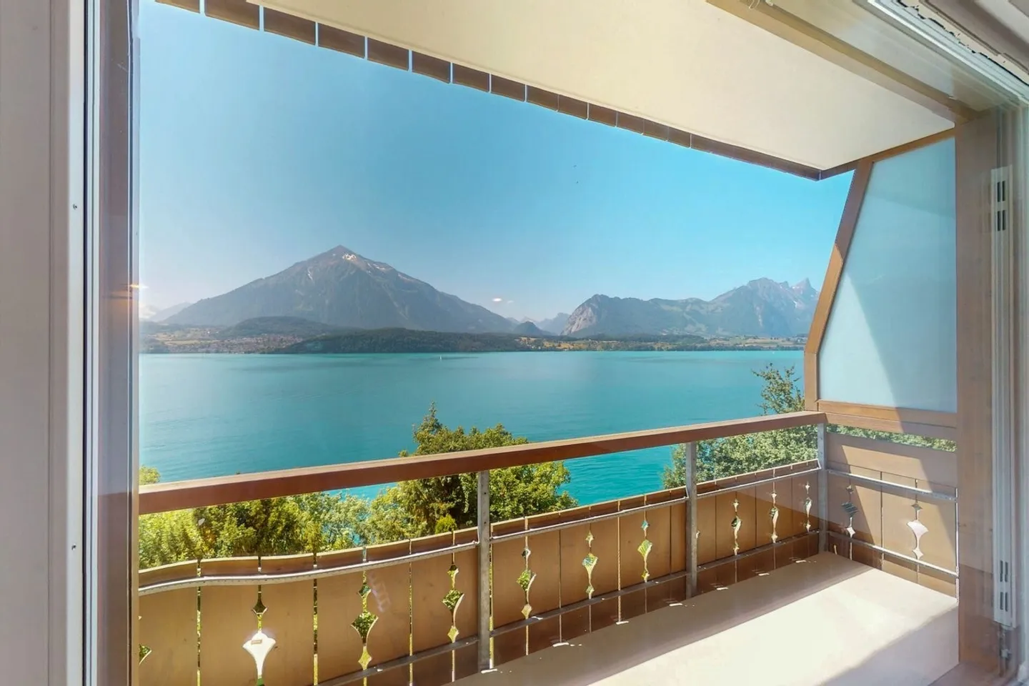 4.5-Room Oasis by Lake Thun with View of Niesen - Photo 9 of 13