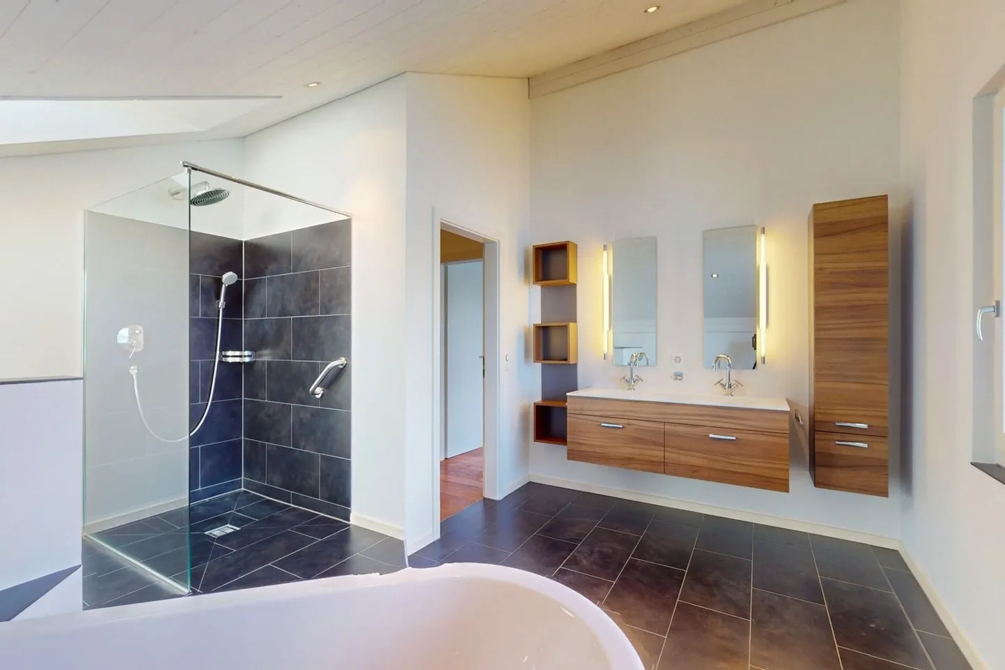 4.5-Room Oasis by Lake Thun with View of Niesen - Photo 11 of 13