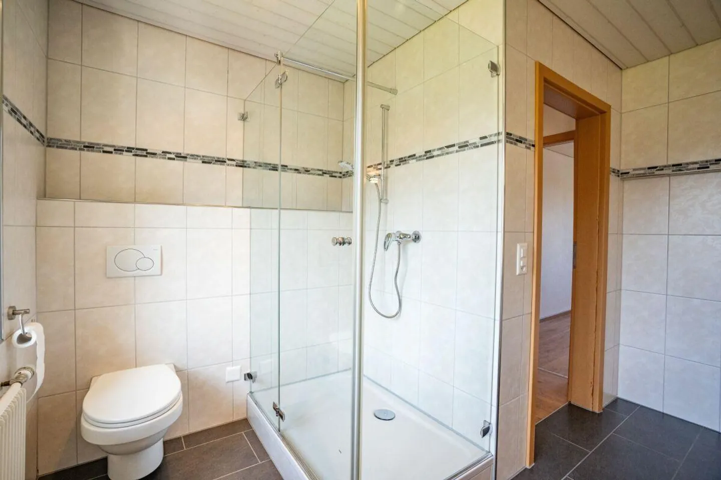 Family idyll in the green - charming single-family house with potential - Photo 10 of 13