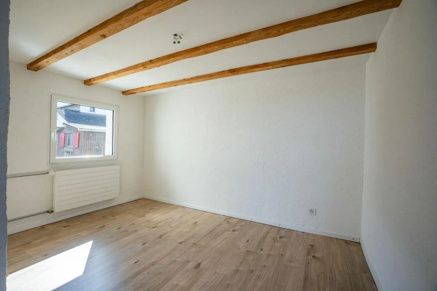 Family idyll in the green - charming single-family house with potential - Photo 5 of 13