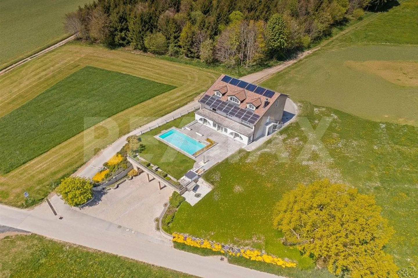 Lusso in campagna: casa di carattere con 13 stanze - Foto 3 di 13