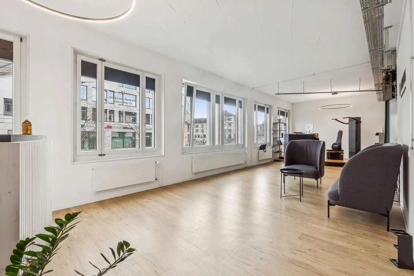 Modernes Fitness- oder Bürofläche - Foto 3 von 15