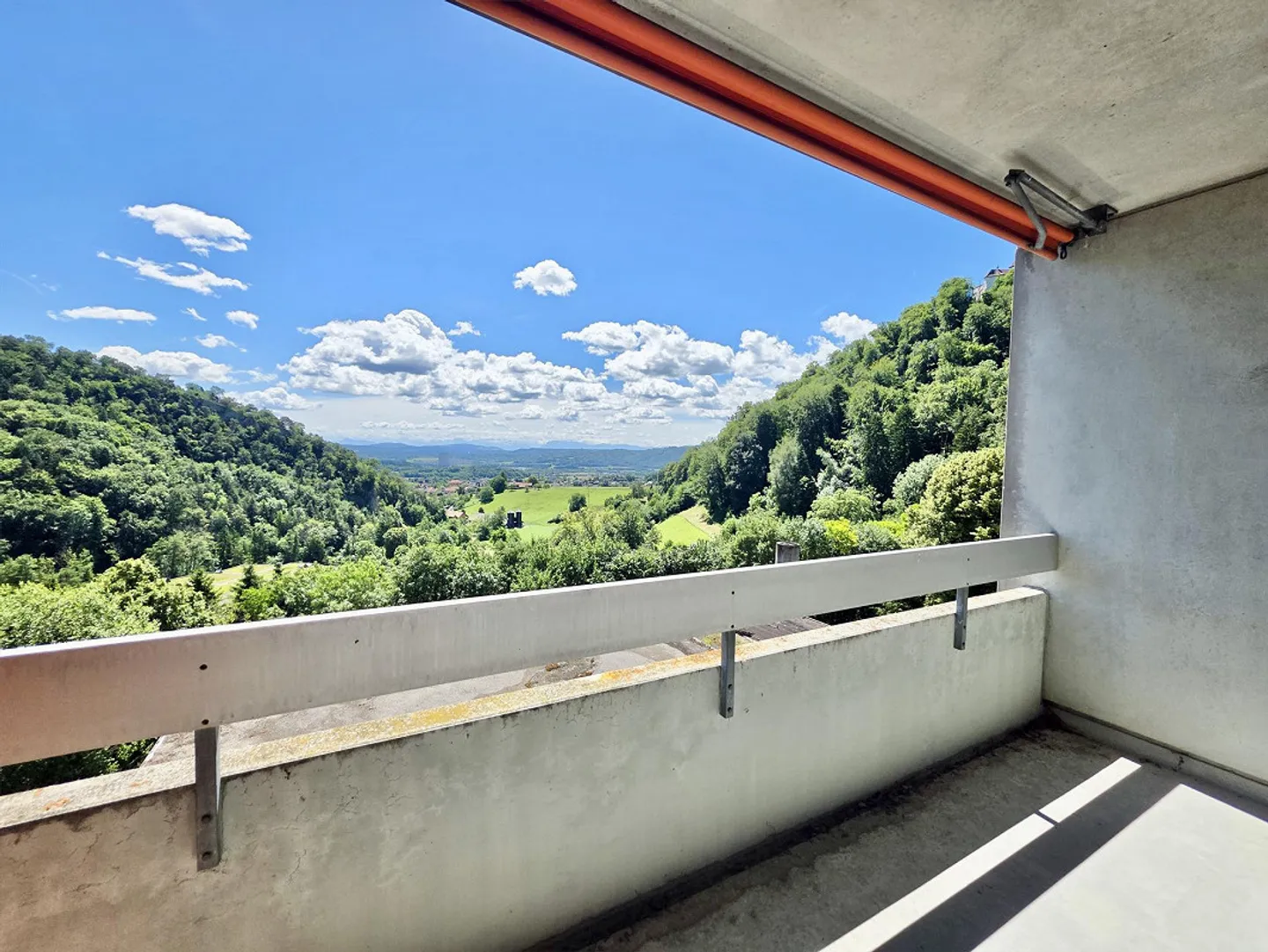 Ampio appartamento di 1,5 stanze con splendida vista panoramica, a soli 15 min. da Aarau - Foto 4 di 10