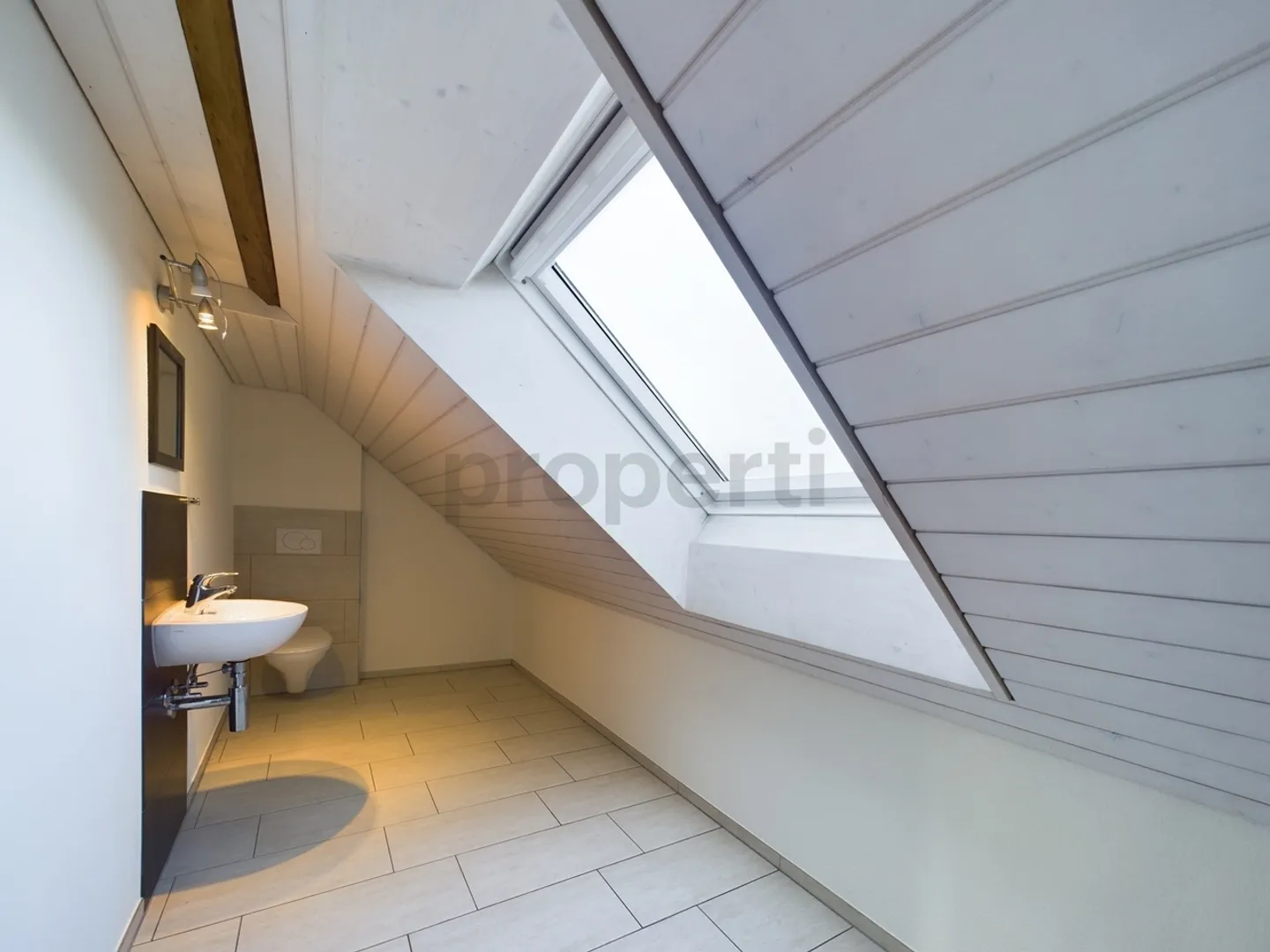 Ländlicher Charakter, grosszügiger Grundriss und gemütlicher Balkon - Foto 7 von 9