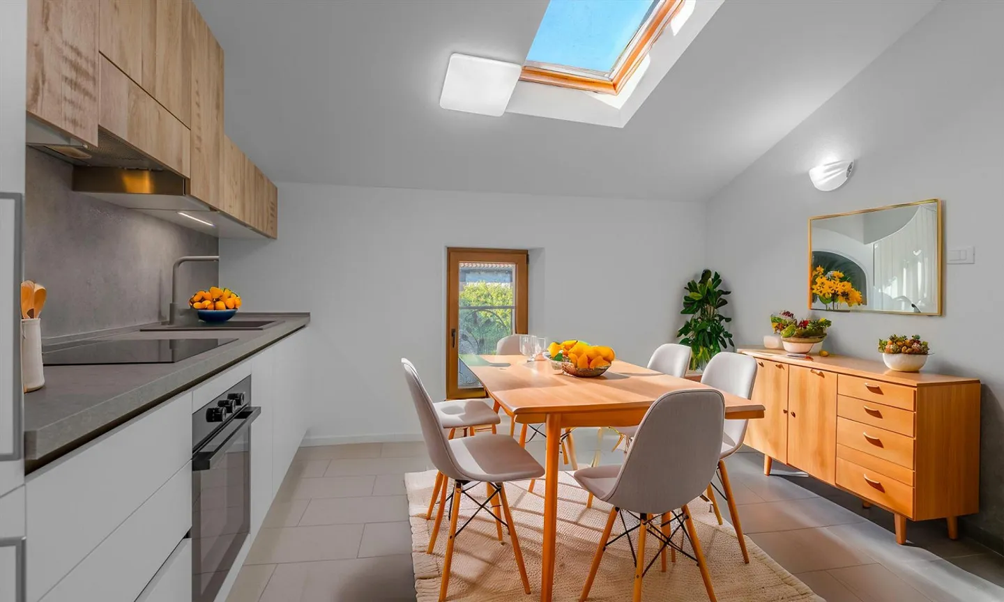 SPLENDID 4-ROOM APARTMENT RENOVATED ON THE TOP FLOOR IN SIGIRINO - Photo 1 of 9