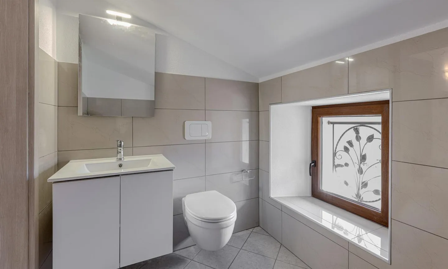 SPLENDID 4-ROOM APARTMENT RENOVATED ON THE TOP FLOOR IN SIGIRINO - Photo 9 of 9