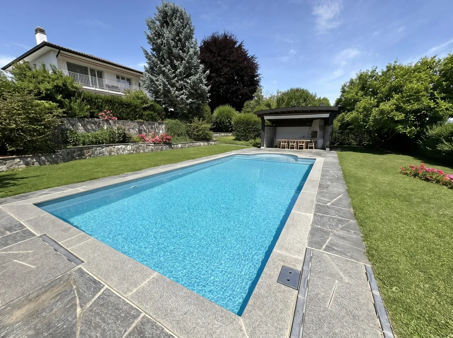 Proprietà di 2 appartamenti di 4,5 stanze con grande giardino e piscina - Foto 1 di 25