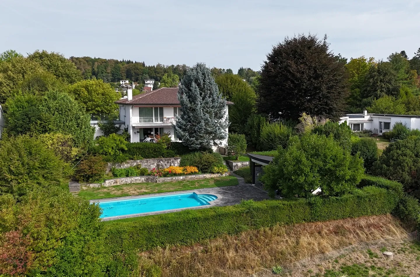 Proprietà di 2 appartamenti di 4,5 stanze con grande giardino e piscina - Foto 2 di 25
