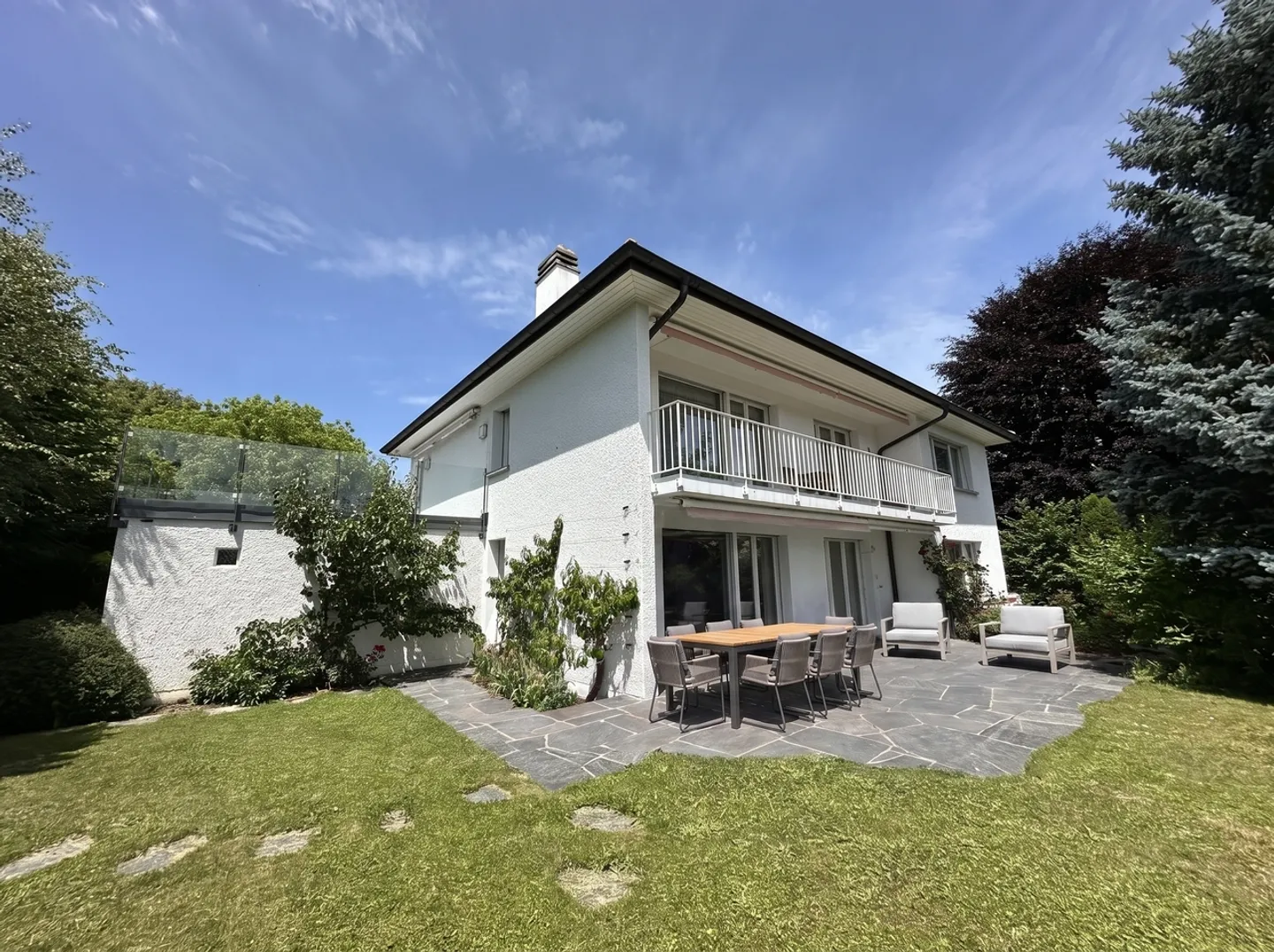Proprietà di 2 appartamenti di 4,5 stanze con grande giardino e piscina - Foto 3 di 25