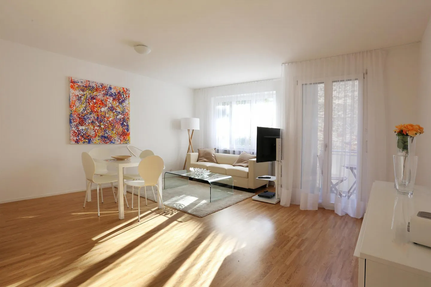 Modern, furnished 2-room apartments in a central location - Photo 3 of 6