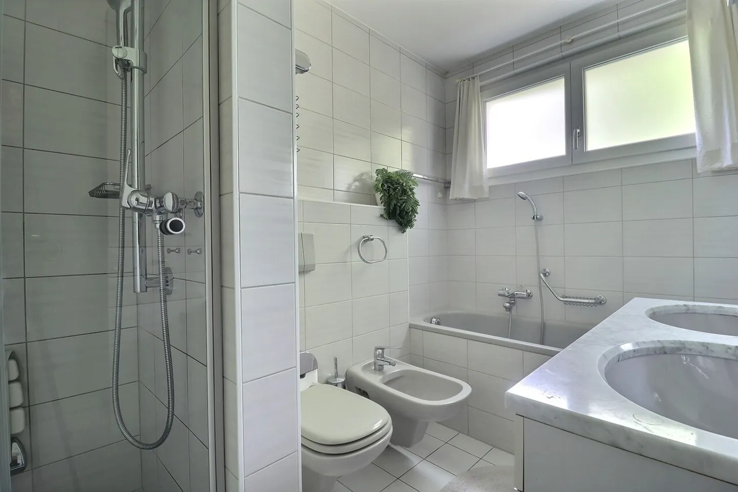 Proprietà di 2 appartamenti di 4,5 stanze con grande giardino e piscina - Foto 12 di 25