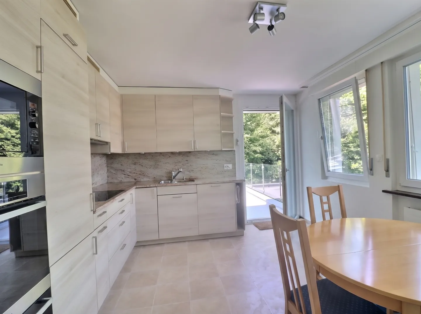 Proprietà di 2 appartamenti di 4,5 stanze con grande giardino e piscina - Foto 18 di 25