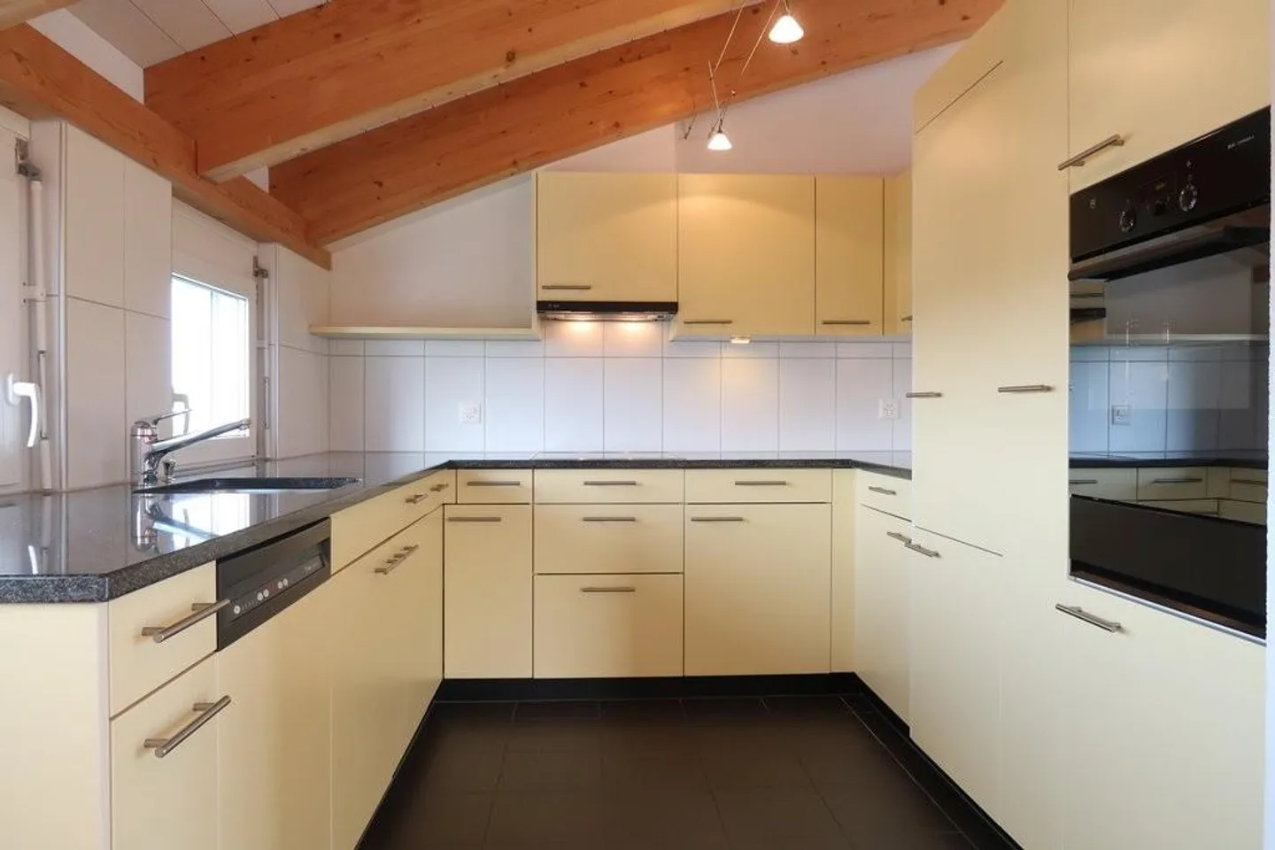 Appartement en attique baigné de lumière dans un emplacement attrayant - Photo 2 sur 9