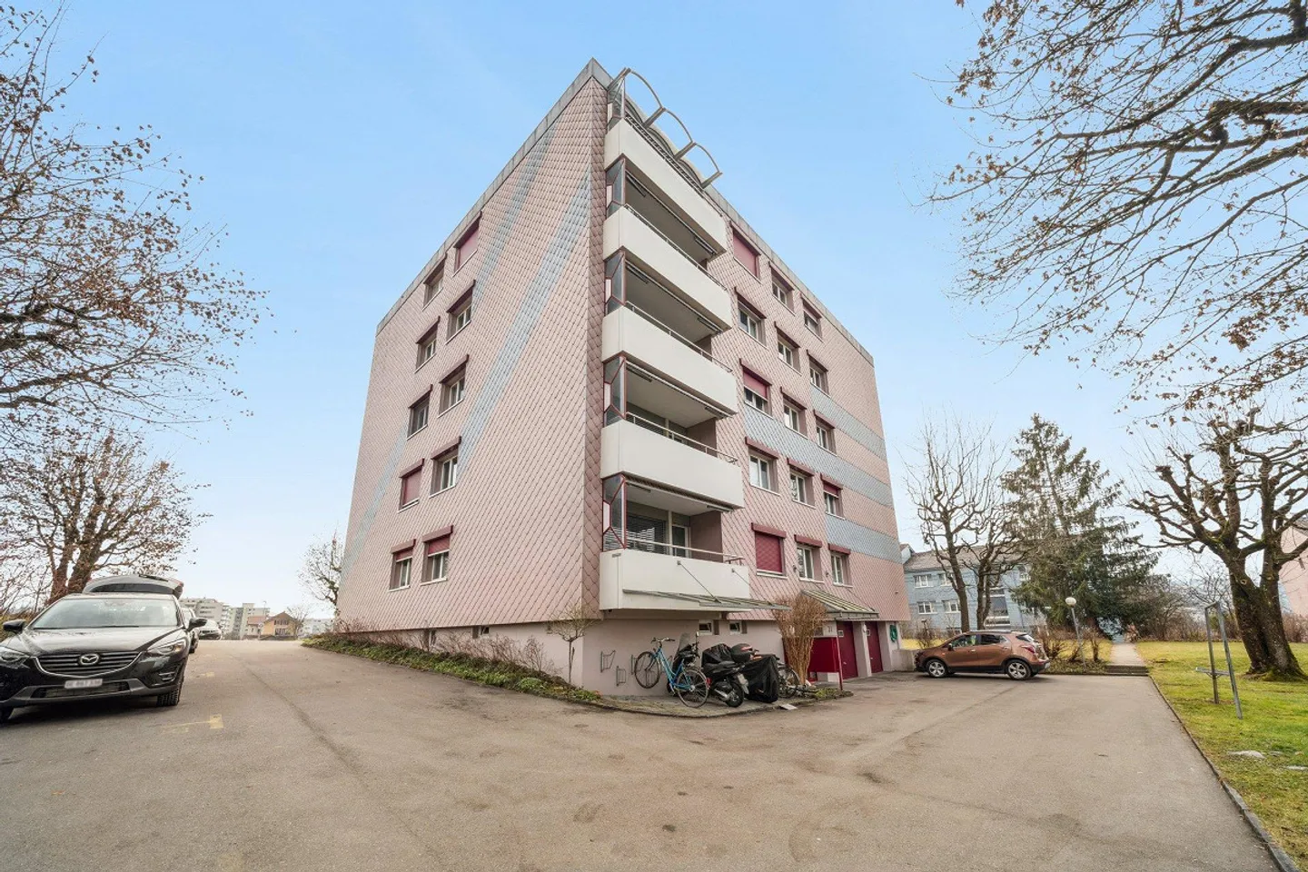 Appartement de 5,5 pièces au rez-de-chaussée avec un agencement spacieux - Photo 1 sur 12