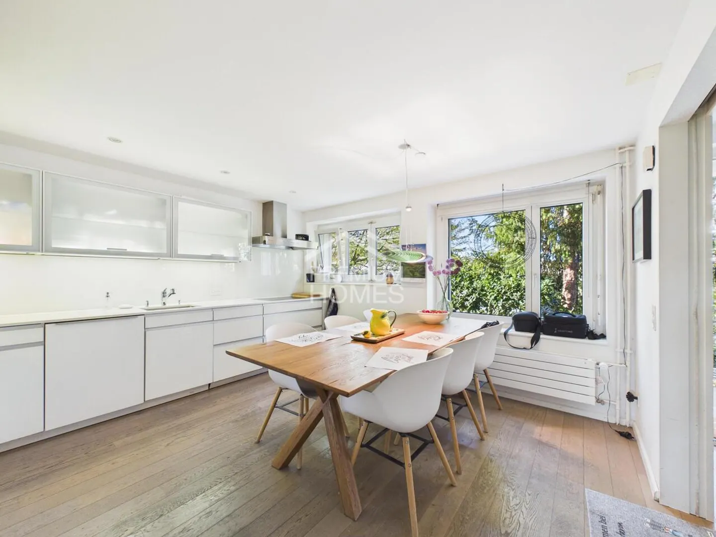 Attractive End Row House with Plenty of Privacy and Garden - Photo 3 of 10