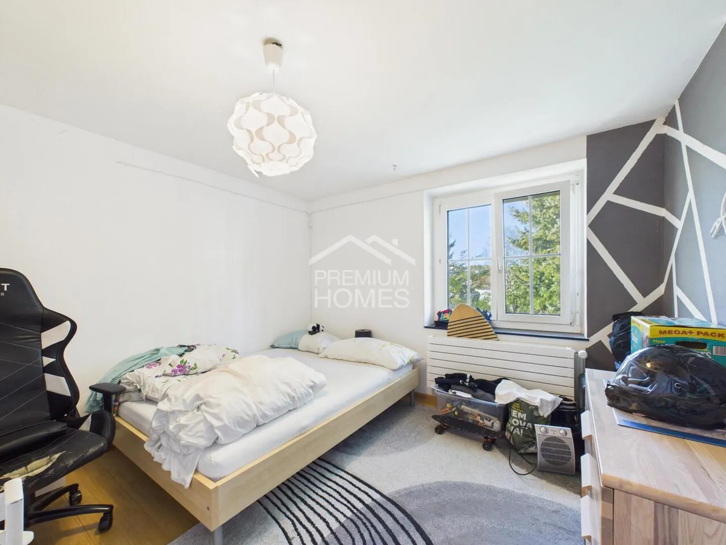 Attractive End Row House with Plenty of Privacy and Garden - Photo 5 of 10