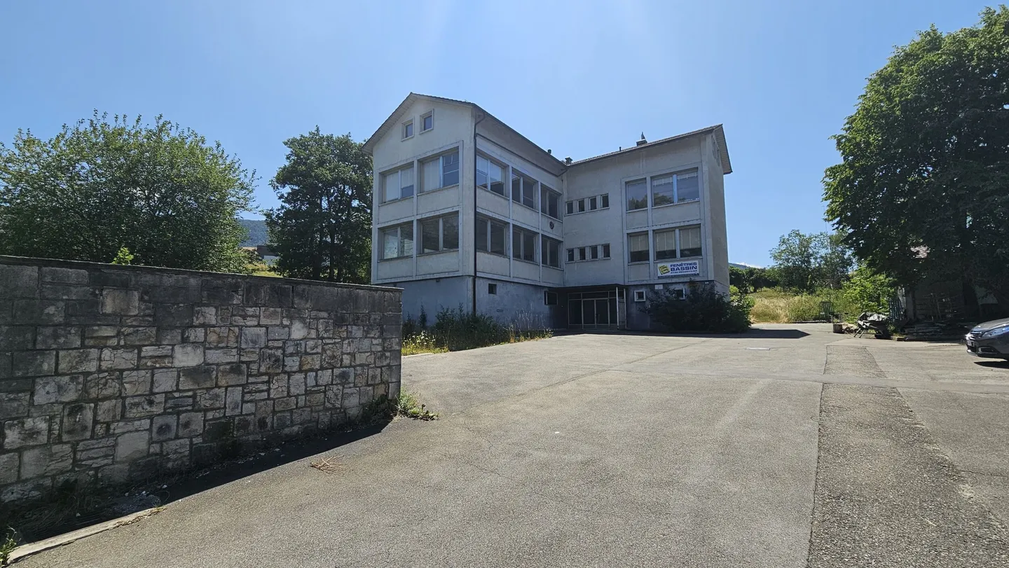Mixed-use building for sale - Photo 5 of 13