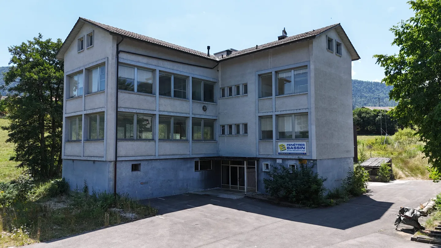 Mixed-use building for sale - Photo 1 of 13