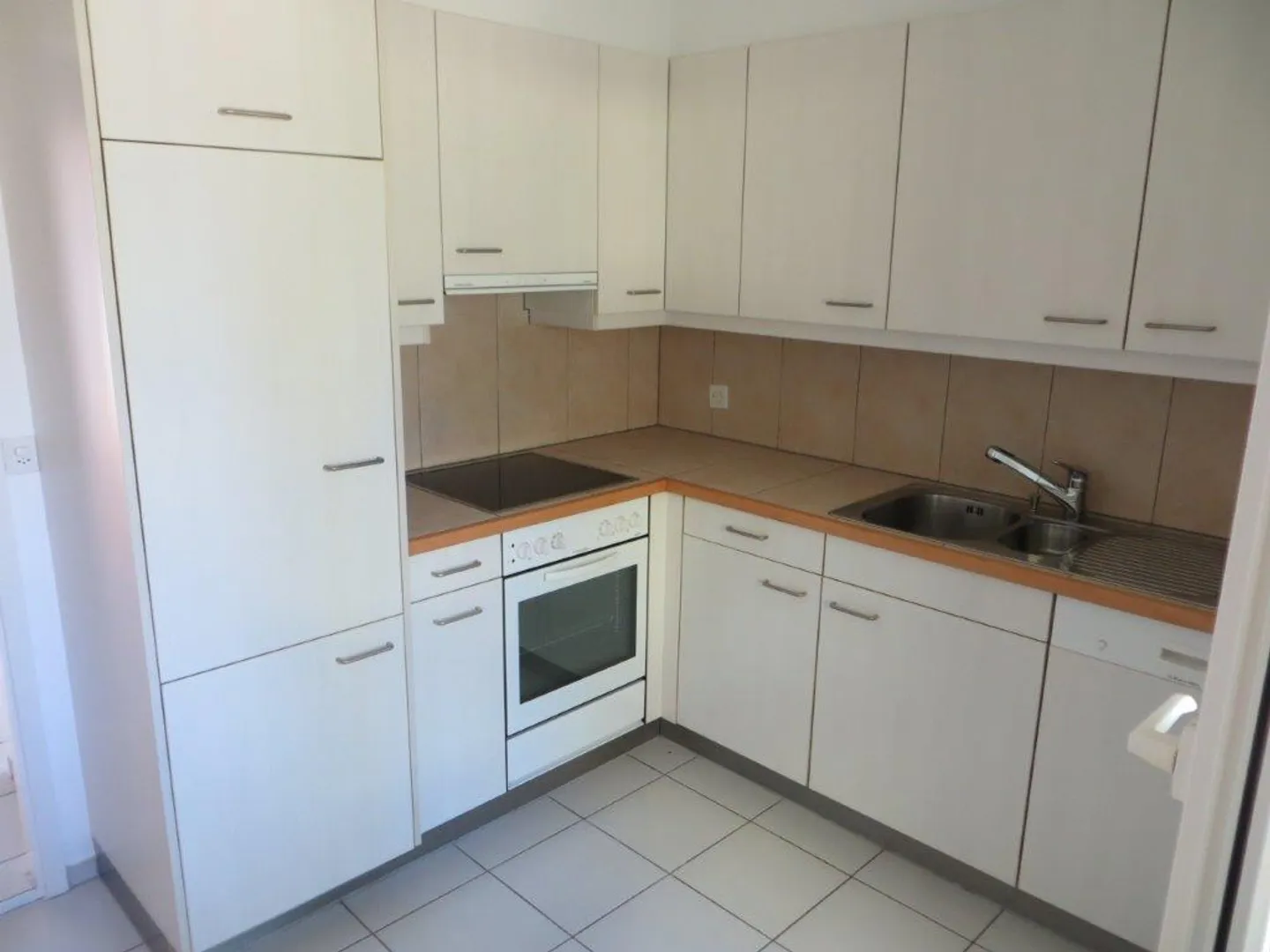 Large, quiet 5-room apartment with elevator! Close to public transport and shopping - Photo 3 of 11