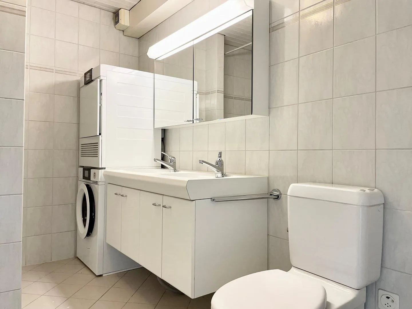 Large, quiet 5-room apartment with elevator! Close to public transport and shopping - Photo 4 of 11