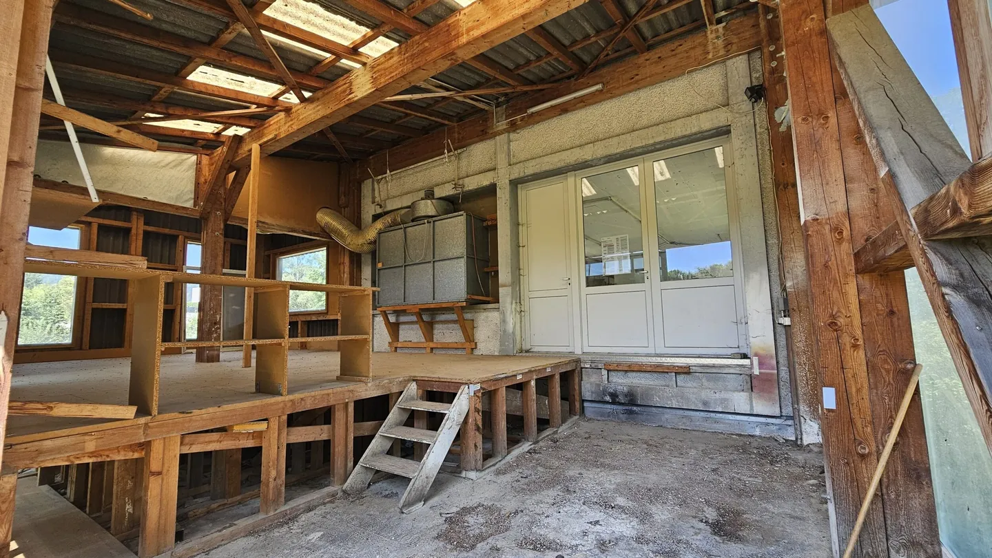 Mixed-use building for sale - Photo 8 of 13